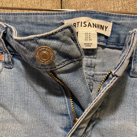 LIKE NEW Artisan NY Light Wash Jeans - Picture 3 of 4